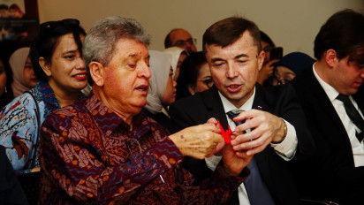 Mesranya Dubes Palestina dan Rusia Bikin Origami Burung Bangau Simbol Perdamaian untuk Anak-Anak Gaza dan Donbass