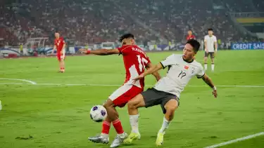 Momen Ricky Kambuaya dijatuhkan pemain China di Kualifikasi Piala Dunia 2026