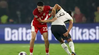 Justin Hubner di laga Timnas Indonesia vs China