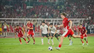 Penyerang Timnas Indonesia, Ole Romeny saat mengeksekusi penalti lawan China, Kamis (5/6).