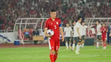 Kapten Timnas Indonesia, Jay Idzes saat menjaga bola yang akan ditendang Ole Romeny di kotak penalti lawan China, Kamis (5/6).