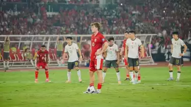 Momen Ole Romeny mengeksekusi tendangan penalti saat pertandingan Timnas Indonesia vs China di Stadion GBK.