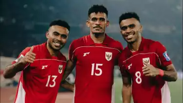 Pemain Timnas Indonesia Ricky Kambuaya bersama Yakob Sayuri dan Yance Sayuri