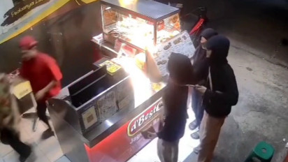 Wanita Dikalungi Celurit di Resto Cepat Saji di Cimanggis Depok, Polisi Kejar Pelaku