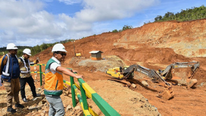 Temui Warga Langsung di Pulau Gag, Bahlil Sebut Masyarakat Minta Penambangan Nikel Dilanjutkan