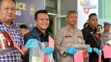 Polresta Tangerang dan Satreskrim perlihatkan barang bukti kasus pemerasan oknum anggota ormas Pemuda Pancasila di Tangerang