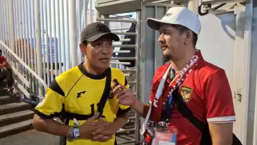 Edy Mulyadi (kiri), ayah Emil Audero ketika diwawancara