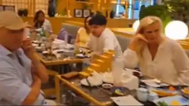 Orang tua pemain Timnas Indonesia, Justin Hubner saat lihat kesibukan Jennifer Coppen urus sang anak