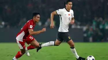 Pemain Timnas Indonesia Rizky Ridho dan penyerang China Zhang Yuning