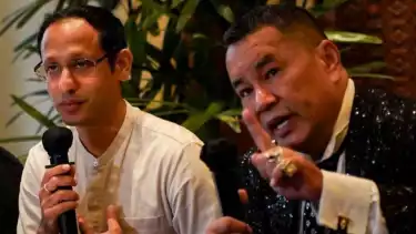 Mantan Menteri Pendidikan, Kebudayaan, Riset, dan Teknologi (Mendikbudristek) Nadiem Makarim (kiri) bersama kuasa hukum Hotman Paris (kanan) menjawab pertanyaan wartawan terkait isu pengadaan chromebook di Jakarta.