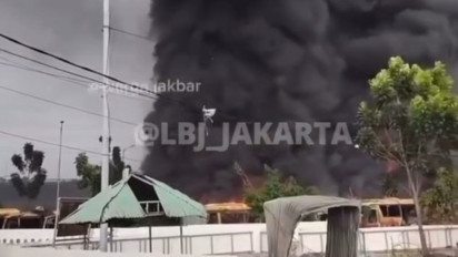 Bus di Terminal Rawa Buaya Terbakar Hebat, 90 Personel Pemadam Kebakaran Diterjunkan