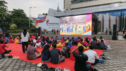 Semarak Nobar di Kemenpora: Meski Hujan, Masyarakat Tetap Semangat Dukung Timnas Indonesia