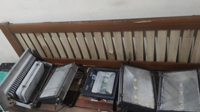 Pria di Tanjung Duren Tertangkap Basah Curi Lampu Billboard, Pelaku Masih di Atas Papan