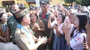 Gubernur Kalimantan Tengah (Kalteng) Agustiar Sabran, memberikan ultimatum kepada sekolah SD, SMP, dan SMA se-Kalteng untuk tidak menahan ijazah.