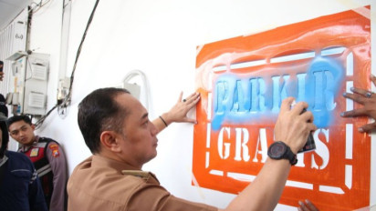 Wali Kota Surabaya Eri Cahyadi Segel Parkiran Swalayan Modern: Tak Ada Tukang Parkir Resmi, Toko Ikut Ditutup!