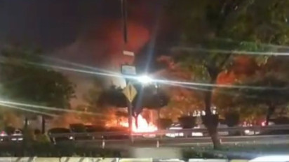 Mobil Terbakar di Palmerah Jakbar, Asap Hitam Membubung Tinggi