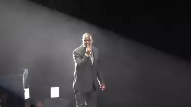 Brian McKnight di Konser Heart & Soul Live in Jakarta 2025 yang digelar di Tennis Indoor Senayan, Jakarta, Rabu (11/6/2025).