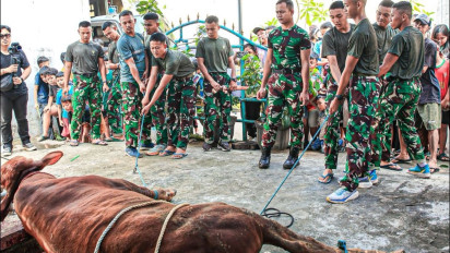 Resimen Arhanud 1/Falatehan Ikut Potong Hewan Kurban di Pesanggrahan Jakarta