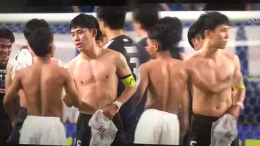 Momen Beckham Putra dan Wataru Endo bertukar jersey pasca pertandingan timnas Indonesia vs Jepang.