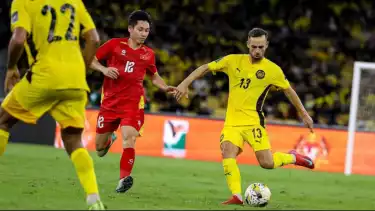 Pemain Timnas Malaysia duel dengan Vietnam