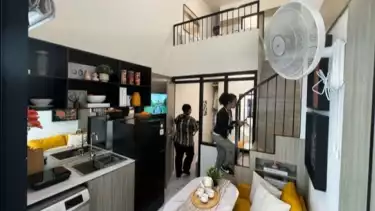 Dua orang berkeliling melihat kondisi mock up rumah minimalis dengan tipe luas bangunan 23,4 meter persegi dan luas tanah 26,3 meter persegi, di Jakarta