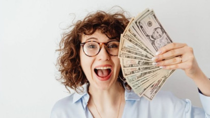 4 Zodiak Paling Beruntung pada 23 Februari 2026, Dapat Durian Runtuh!