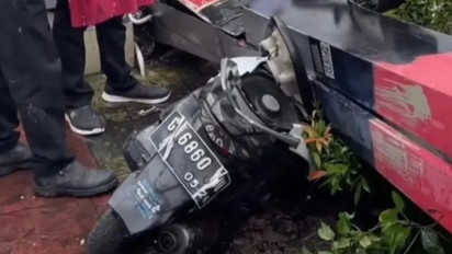 Papan Reklame Restoran Roboh Timpa Sejumlah Kendaraan di Kembangan Jakarta Barat, Salah Satunya Motor Matik Hampir Terbelah
