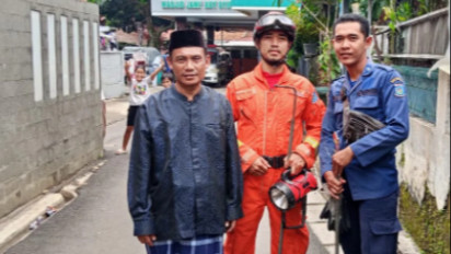 Terima Laporan Ada Ular dari Debt Collector, Petugas Damkar Tangsel Malah Diminta..