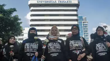 Ilustrasi: Sejumlah aktivis membawa bunga saat menghadiri acara doa bersama untuk korban peristiwa 98 di halaman kampus Universitas Trisakti Monumen Reformasi, Jakarta, Sabtu (17/5/2025).