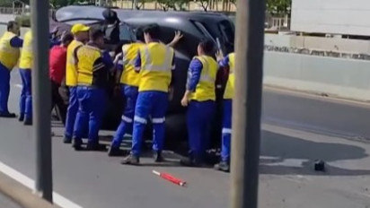 Viral Truk Towing Bawa Mobil Ferrari Kecelakaan Hingga Terguling di Tol Cengkareng