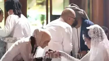 Mulan Jameela menghampiri Maia Estianty dan mengajak bersalaman di acara siraman Al Ghazali