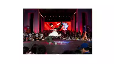 Aksi Hip Hop Albert dengan iringan musik yang diputar secara acak dalam kompetisi street dance satu lawan satu