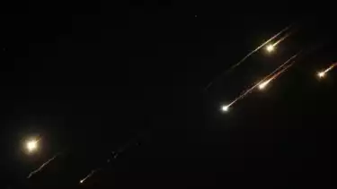 Sejumlah rudal serangan balasan Iran terlihat melintas di Israel