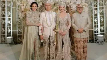 Maia Estianty bersama Irwan Mussry pose bareng Al Ghazali dan Alyssa Daguise