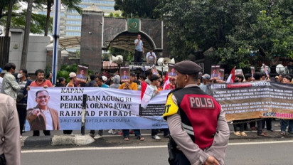 Massa Demo di Depan Kejaksaan Agung Bakar Ban, Jalan Bulungan Macet Parah