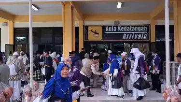 Rombongan jamaah haji asal Kota Depok yang mendapat teror saat pesawat yang ditumpangi dari tanah suci menuju Jakarta, akhirnya tiba di Asrama Haji Embarkasi Jakarat-Bekasi pada Rabu (18/6/2025).