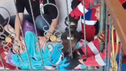 Hendak Berangkat ke Sekolah, Kaki Anak Usia 6 Tahun Satu Jam Terjepit di Teralis Tanggah Rumah di Jaktim