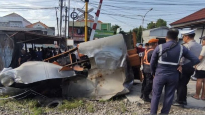 Kereta Jurusan Surabaya-Semarang Tabrak Truk Tangki Air di Lamongan, Sopir Tewas