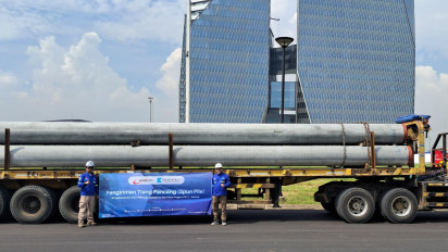 Gandeng Krakatau Jasa Logistik, Adhimix PCI Plant Manyar kirim Tiang Pancang ke Proyek PIK 2