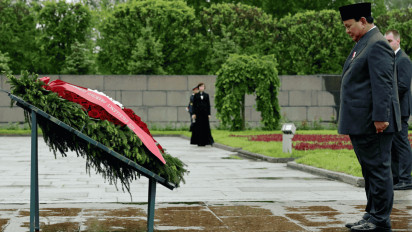 Prabowo Hormati Korban Perang Dunia II, Letakkan Karangan Bunga di Piskarovskoye Memorial Rusia