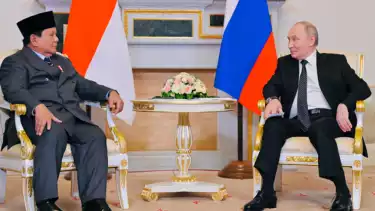 Presiden Republik Indonesia, Prabowo Subianto, bertemu dengan Presiden Federasi Rusia, Vladimir Putin di Istana Konstantinovsky, St. Petersburg, Kamis (19/6).