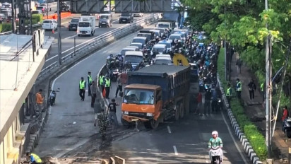 Truk Tabrak Separator Busway di Jalan Gatot Subroto Jaksel, Diduga Hilang Kendali
