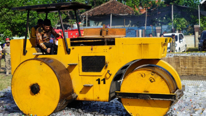 Momen Pemusnahan Puluhan Ribu Botol Miras Ilegal di Probolinggo