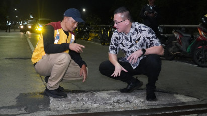 Anggota DPRD DKI Jakarta Kenneth Tinjau Jalan Rusak di Jakarta Utara
