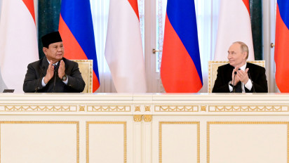 Prabowo-Putin Tukar Cenderamata, Garuda hingga Pedang Perwira Jadi Tanda Persahabatan