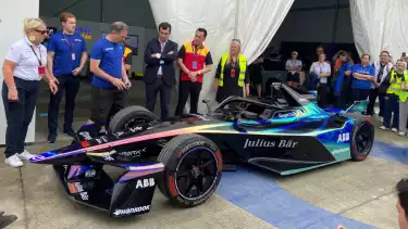 Mobil balap listrik gen3 Evo diperkenalkan dalam Formula E Jakarta.