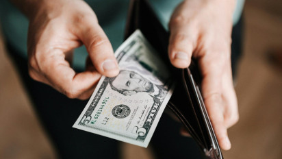 Fu Sedang Berpihak! 5 Shio Ini Diprediksi Kebanjiran Hoki di Akhir Bulan