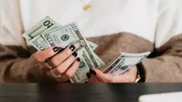 Ilustrasi menghitung uang