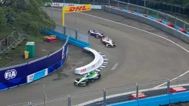 Dan Ticktum, pembalap dari tim Kiro Cupra kemenangan perdananya dalam Formula E, di Jakarta E-Prix, yang digelar di Jakarta International E-Prix Circuit, Sabtu (21/6/2025).