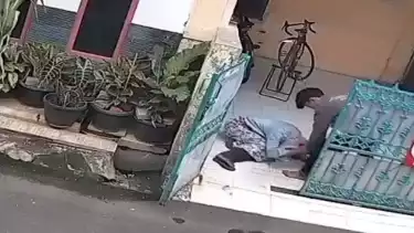 Detik-detik seorang anak aniaya ibu kandungnya di Bekasi, Jawa Barat.